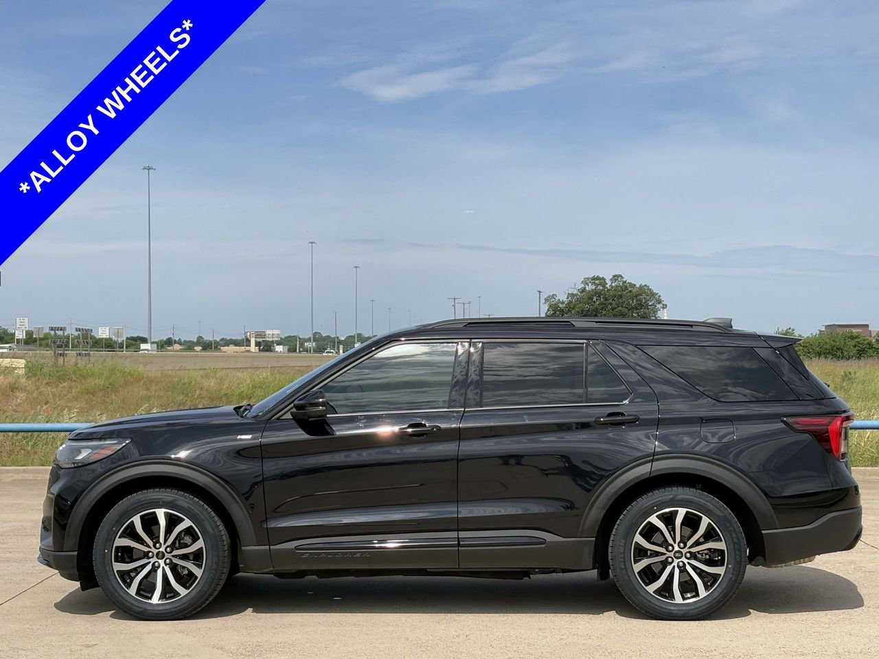 Used 2025 Ford Explorer ST-Line RWD image 3