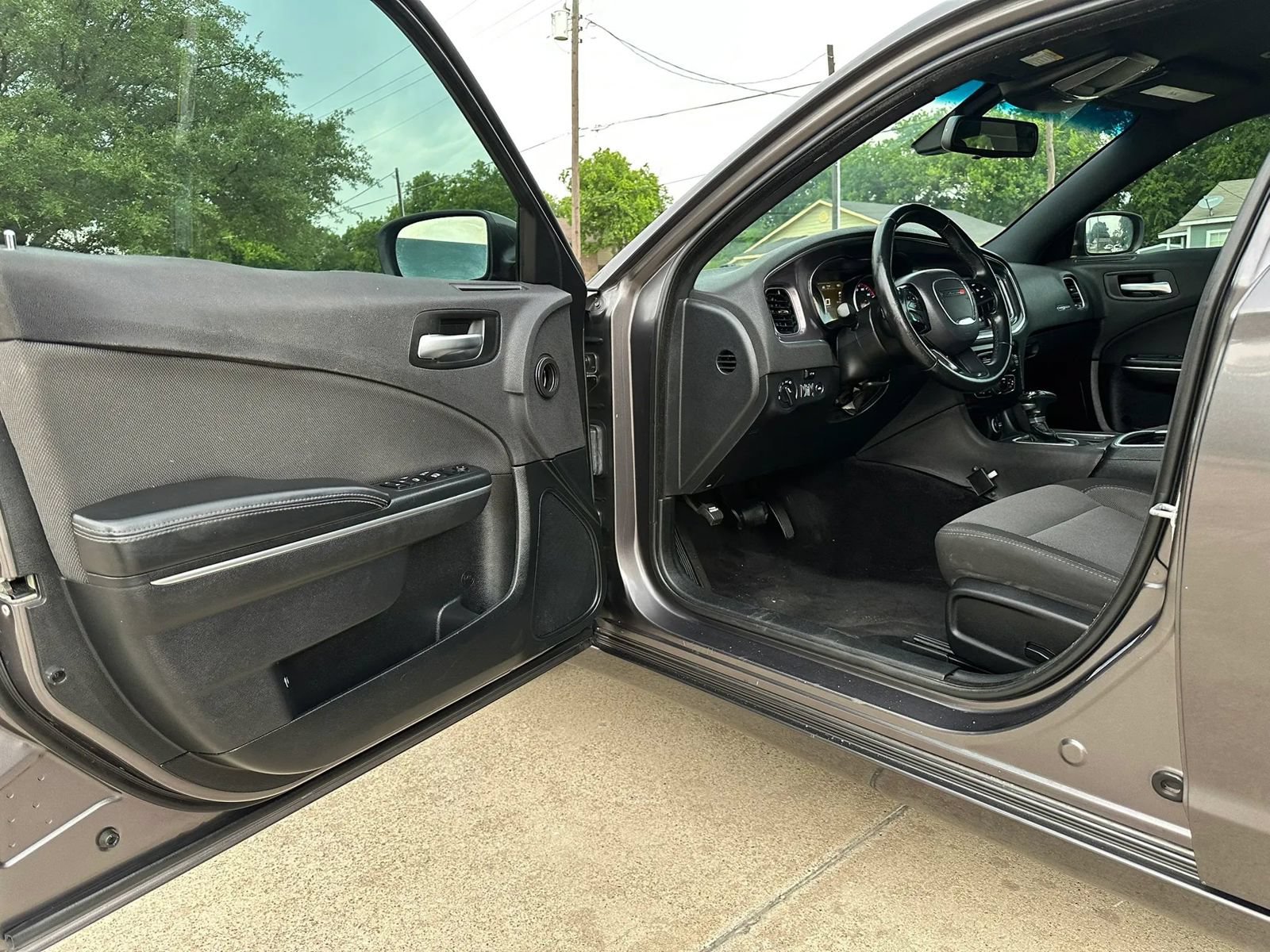 Used 2017 Dodge Charger SE RWD image 9
