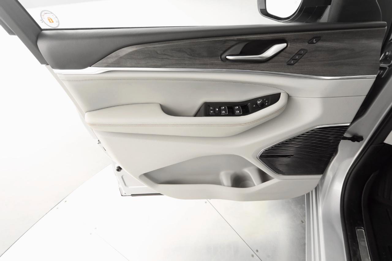 Used 2022 Jeep Grand Cherokee L Overland w/ Advanced Protech Group III image 10