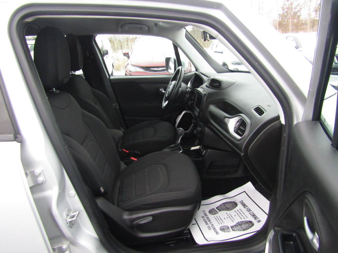 Used 2018 Jeep Renegade Latitude w/ Cold Weather Group FWD image 26