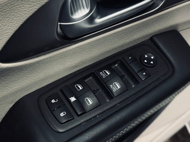 Used 2024 Chrysler Pacifica Touring-L image 16