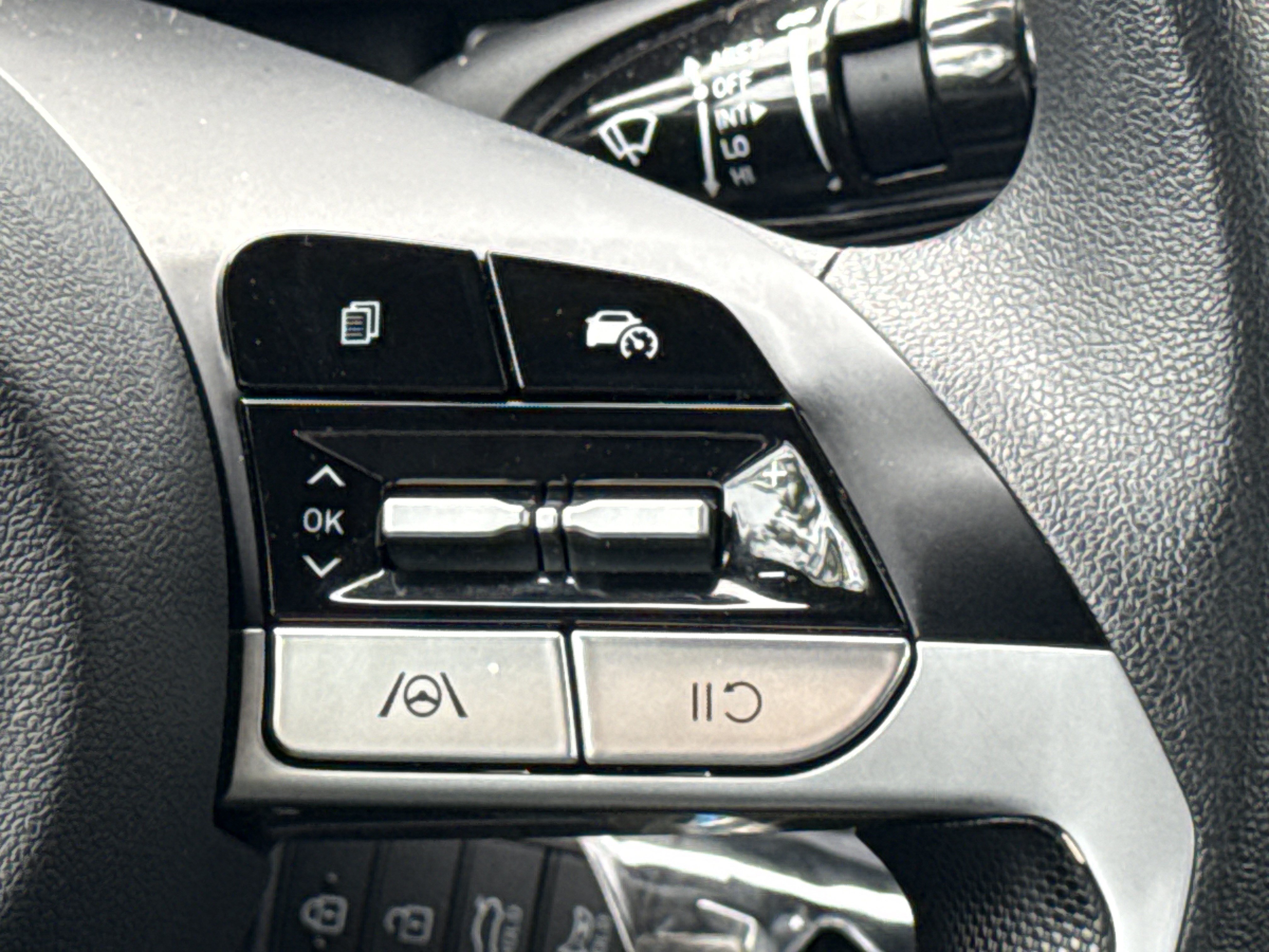 Used 2025 Hyundai Elantra SE FWD image 20