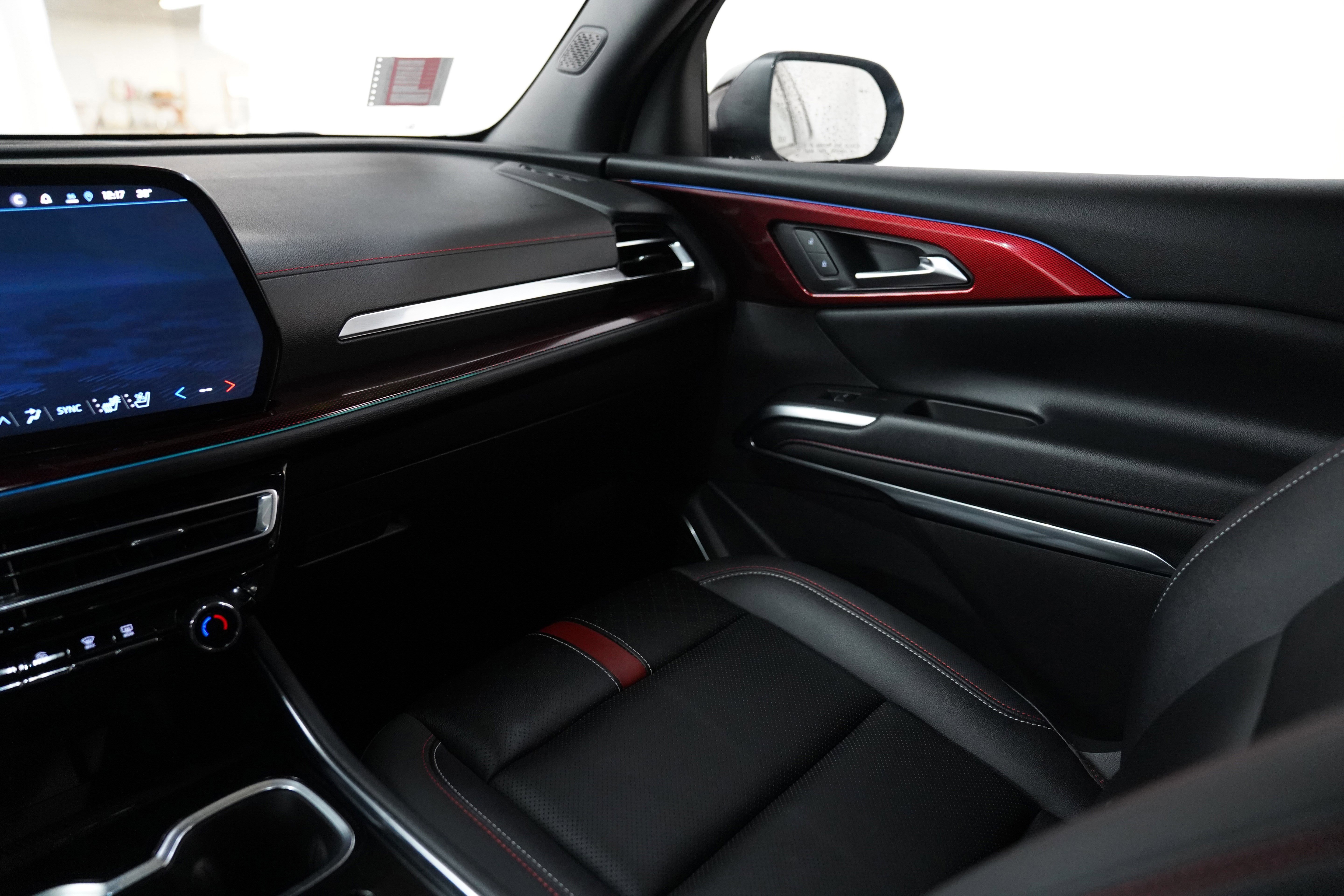 Used 2025 Chevrolet Traverse RS image 15