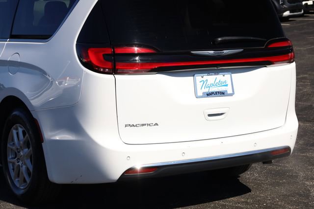 Used 2024 Chrysler Pacifica Touring-L FWD image 6
