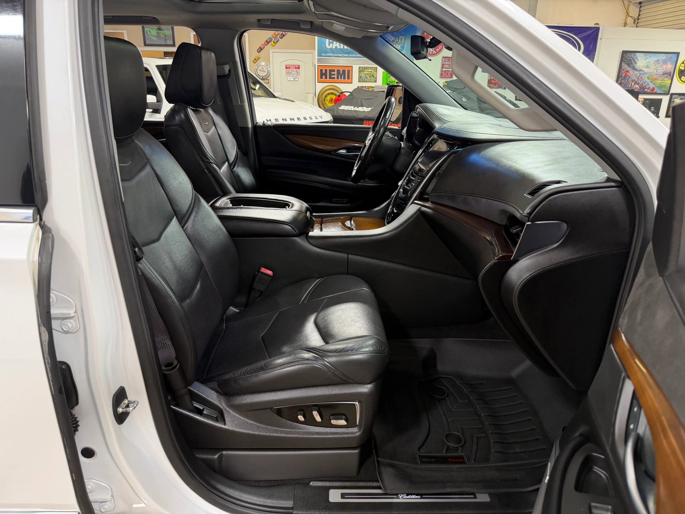 Used 2017 Cadillac Escalade Luxury Sport Utility 4D RWD image 21