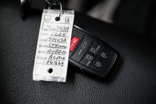 Used 2025 Toyota Sienna XSE w/ XSE Plus Package AWD/4WD image 27