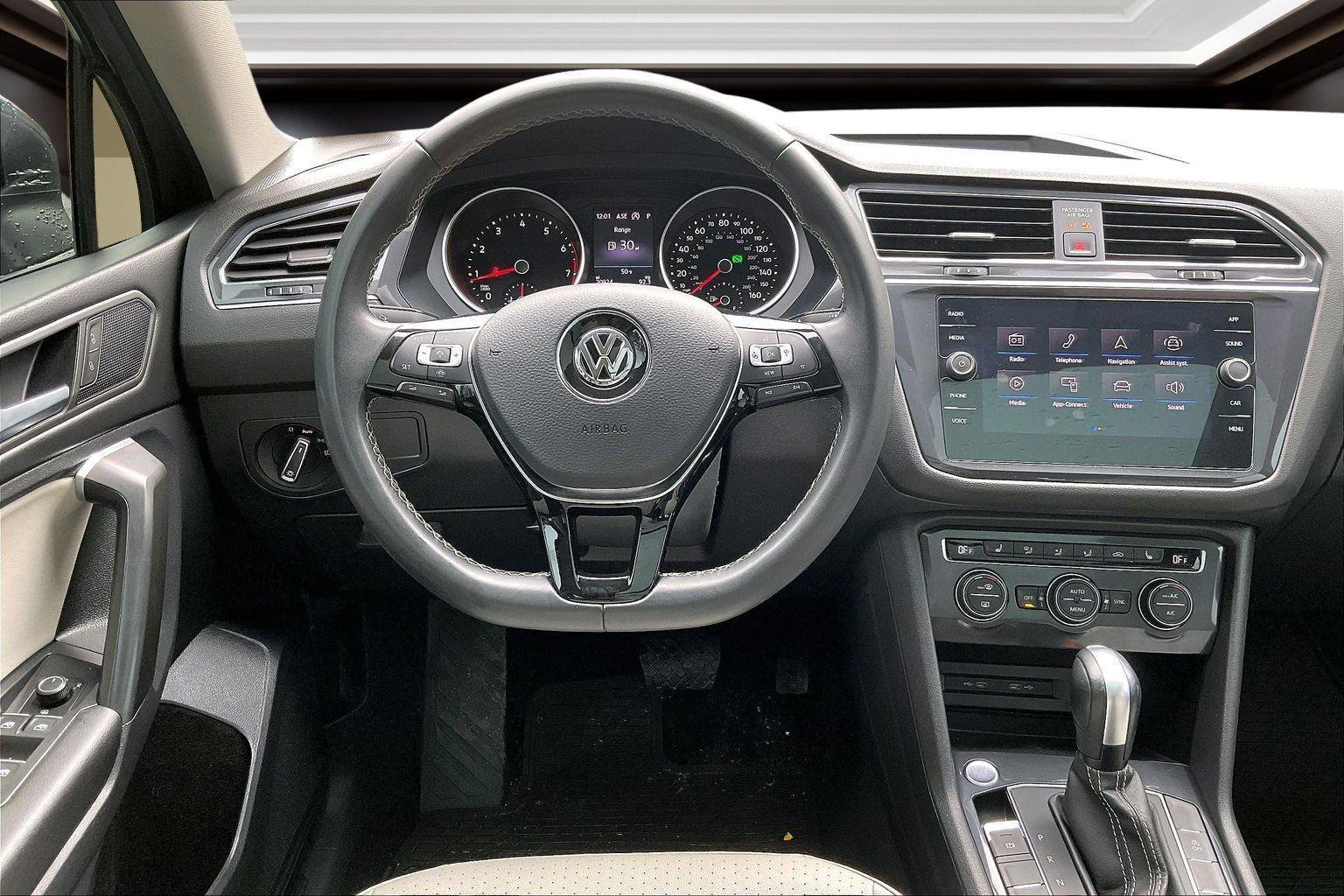 Used 2021 Volkswagen Tiguan SE w/ Panoramic Sunroof Package image 5