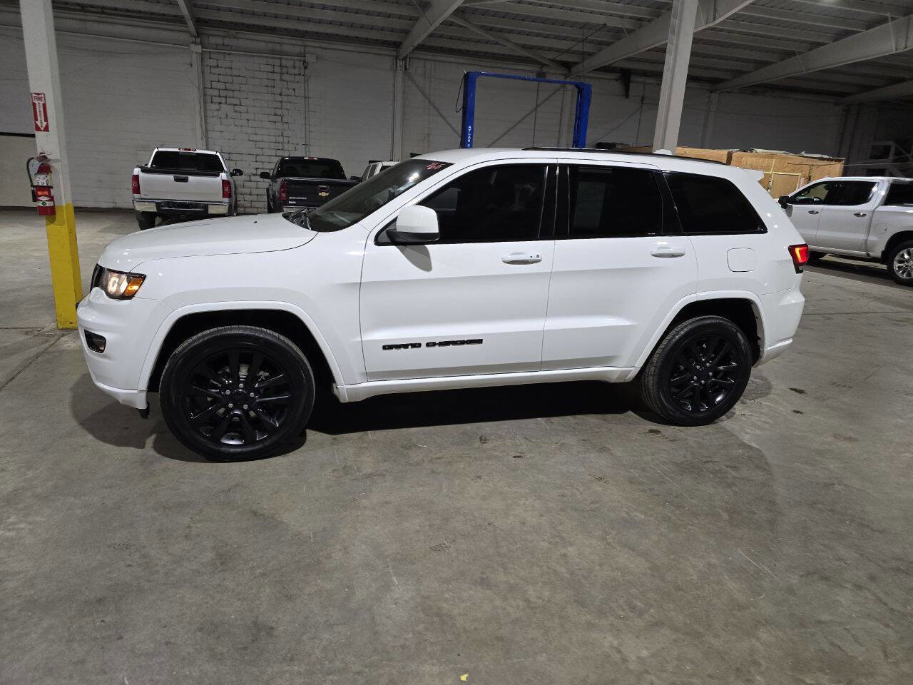 Used 2018 Jeep Grand Cherokee Altitude image 4