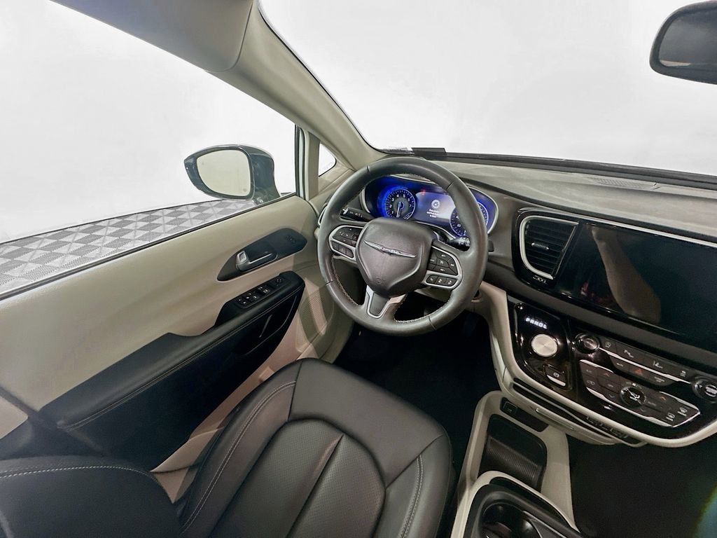 Used 2024 Chrysler Pacifica Touring-L image 9