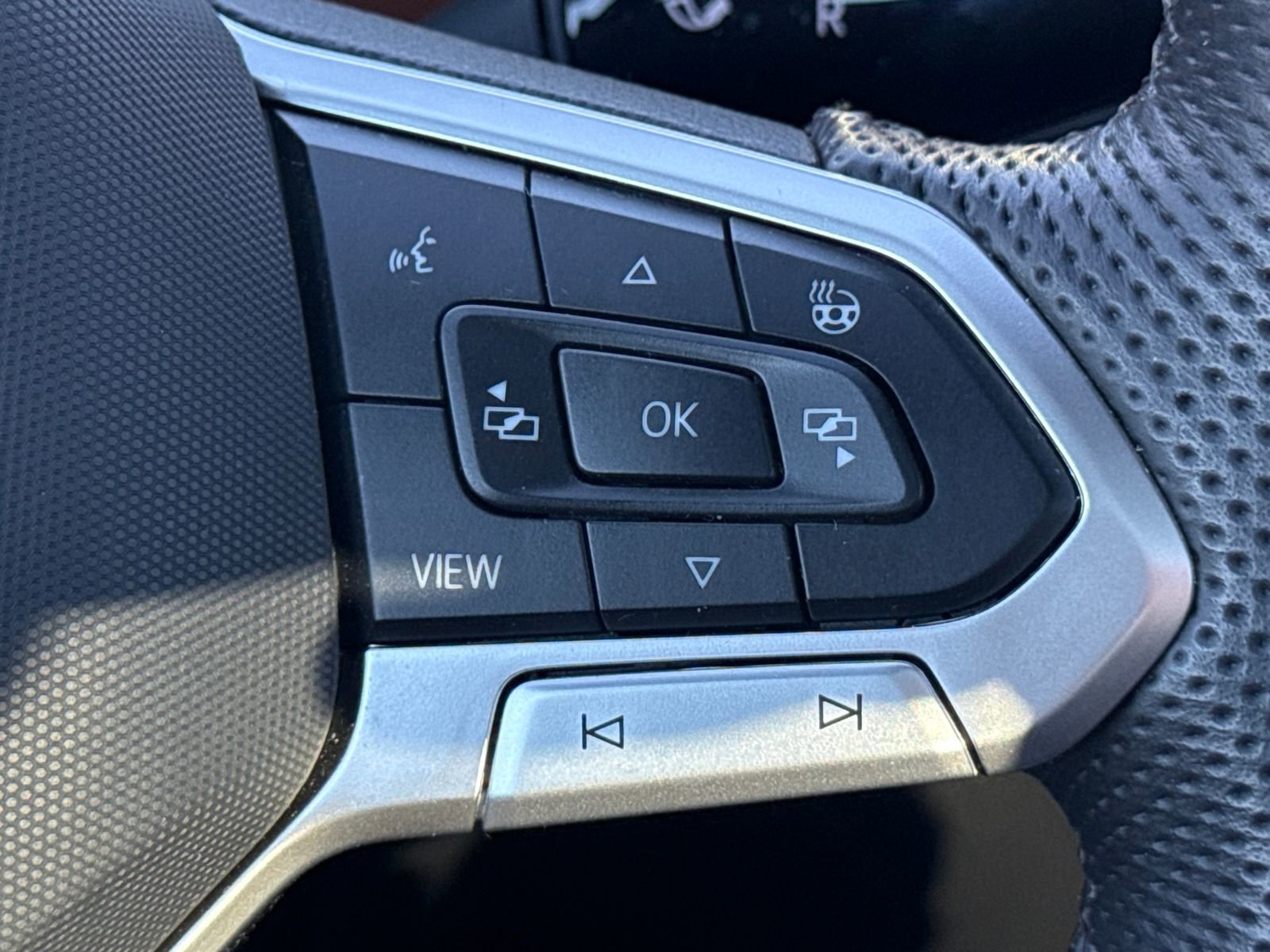 Certified 2025 Volkswagen Tiguan SEL R-Line image 33