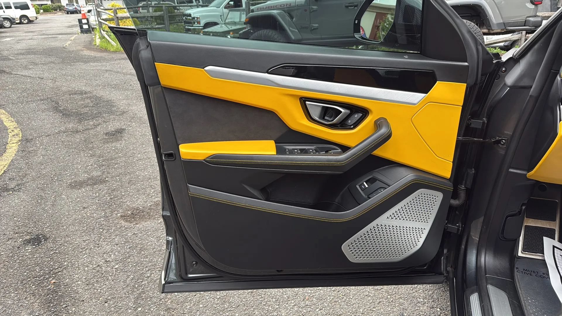 Used 2019 Lamborghini Urus AWD/4WD image 13