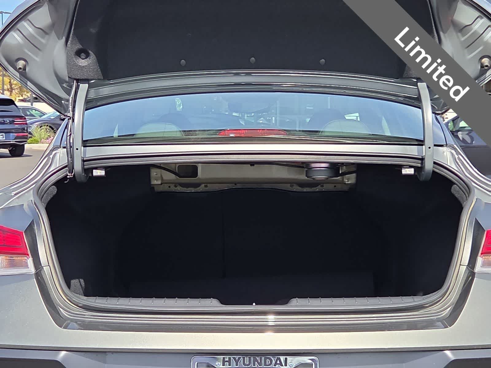 Used 2025 Hyundai Elantra Limited FWD image 23