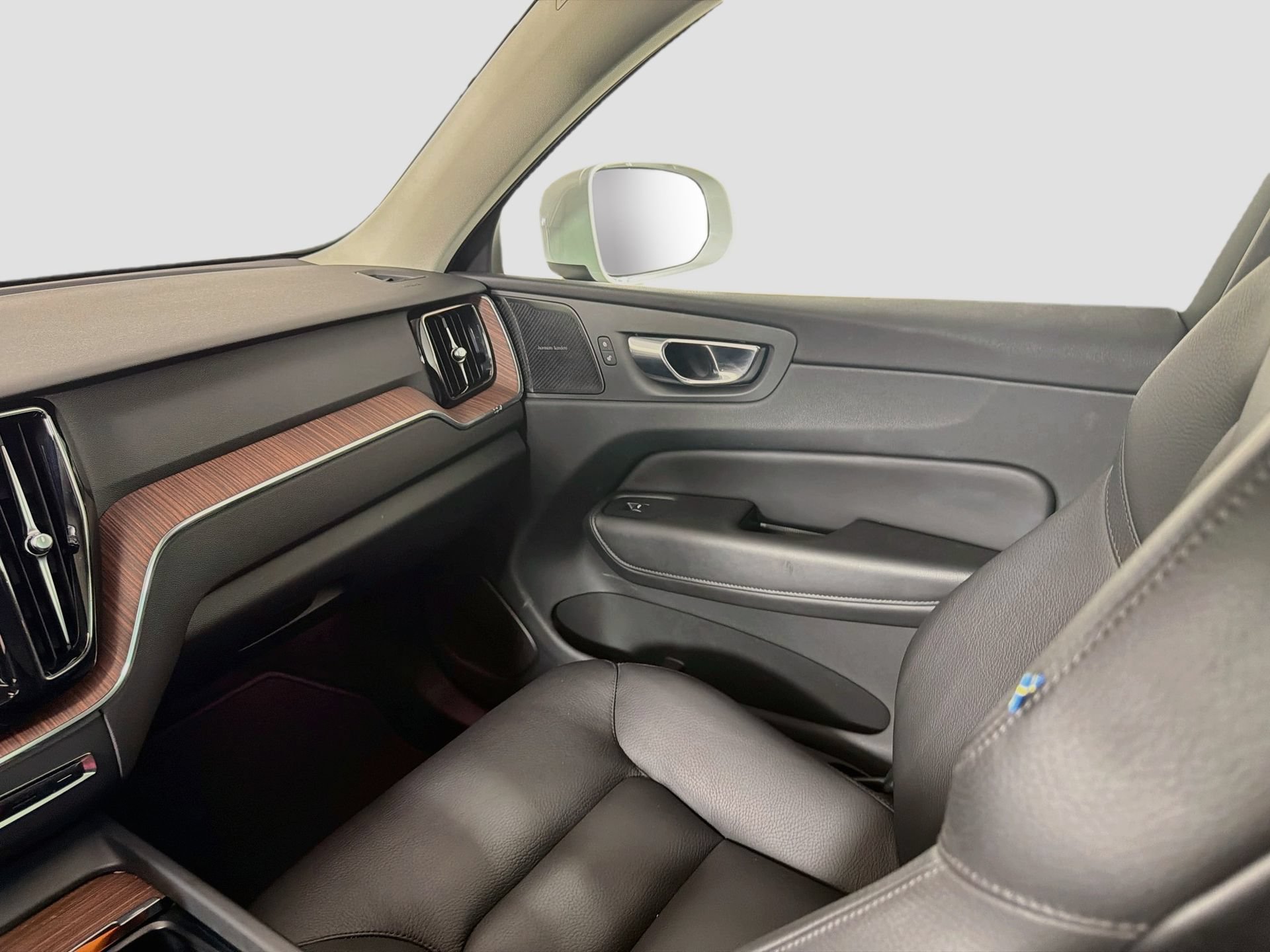 Certified 2023 Volvo XC60 B5 Plus w/ Protection Package Premier FWD image 25