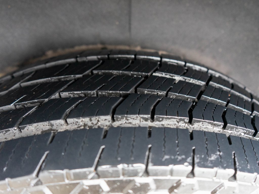 Used 2022 GMC Yukon AT4 w/ Technology Package image 40