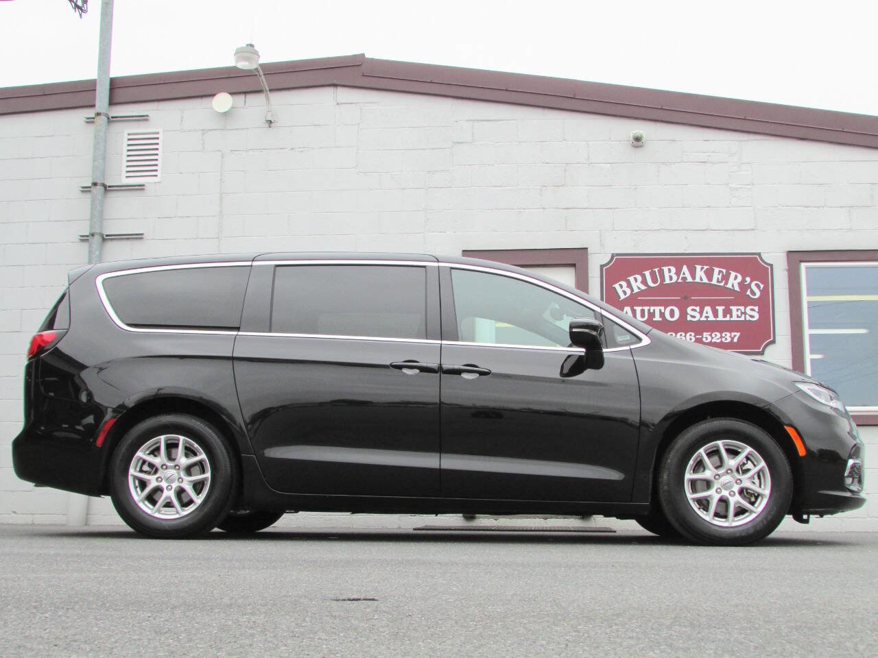 Used 2025 Chrysler Pacifica Select FWD image 11