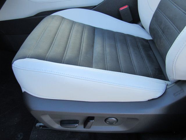 New 2026 Mitsubishi Outlander SE image 13