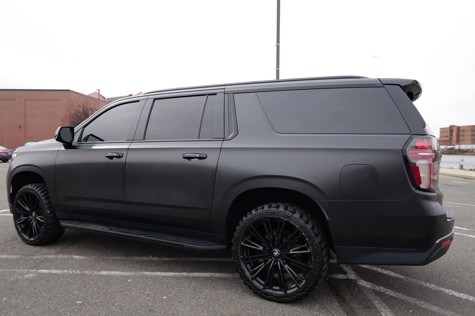 Used 2021 Chevrolet Suburban RST w/ Luxury Package image 5