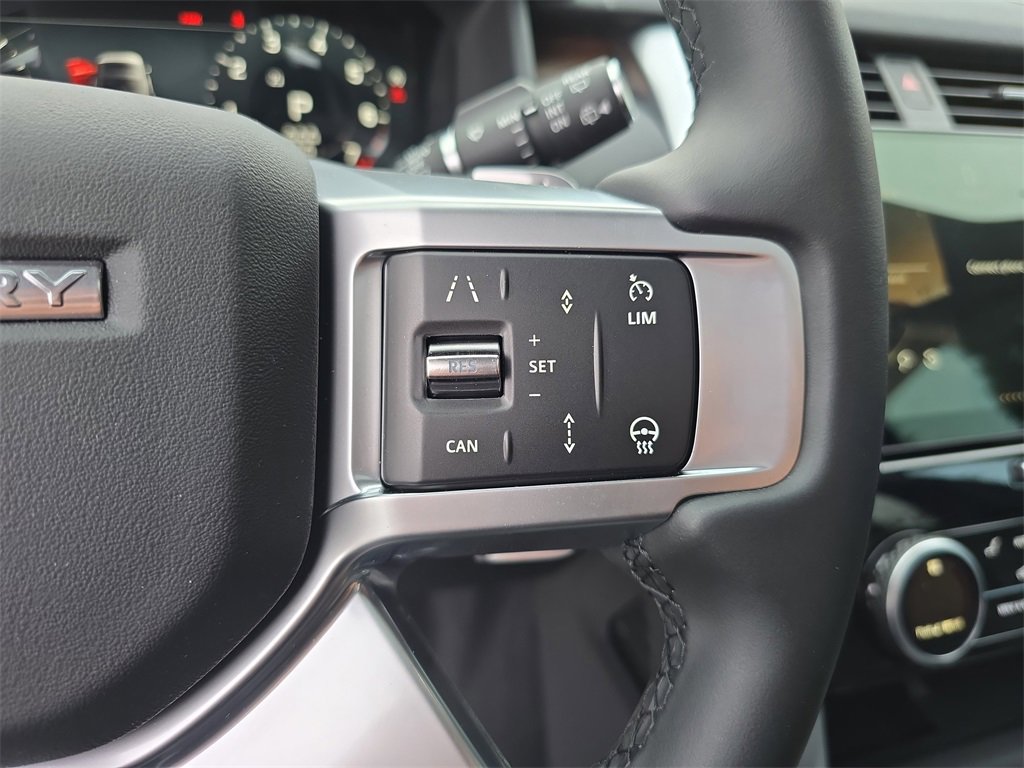 New 2025 Land Rover Discovery Dynamic SE image 19