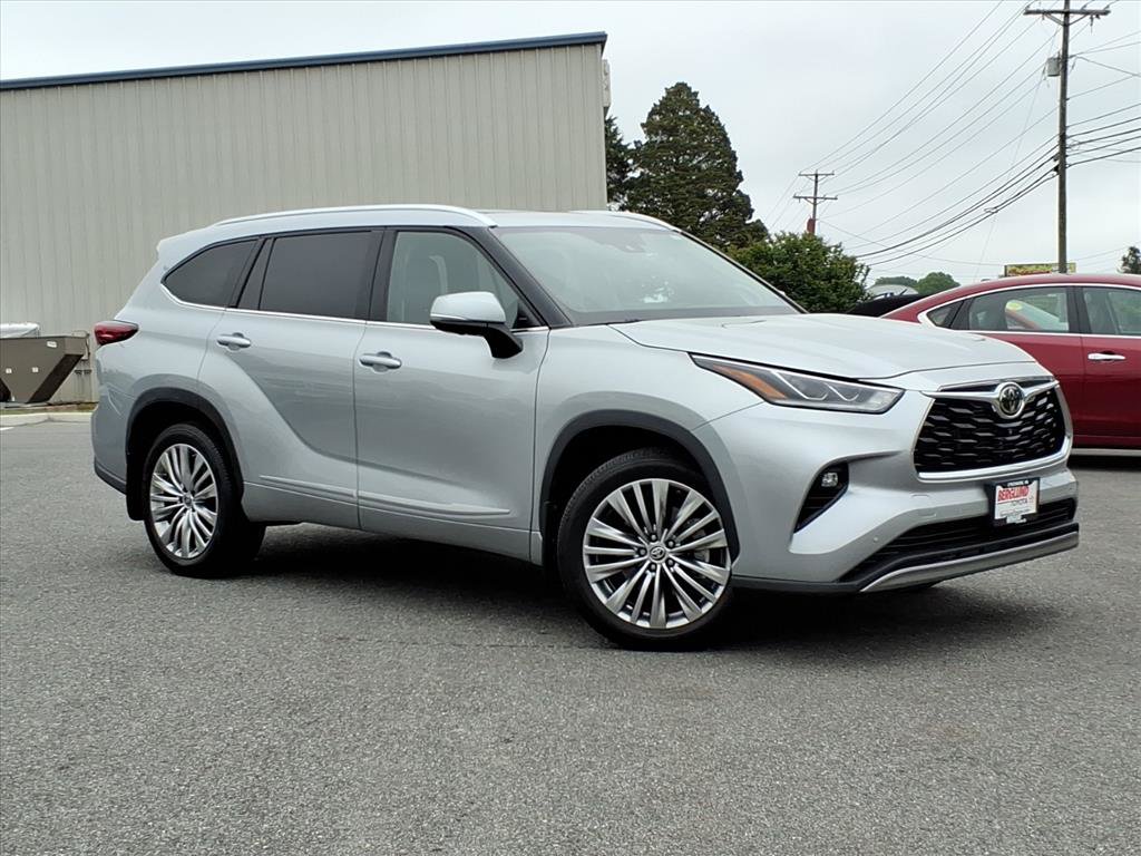 Used 2023 Toyota Highlander Platinum AWD/4WD image 2