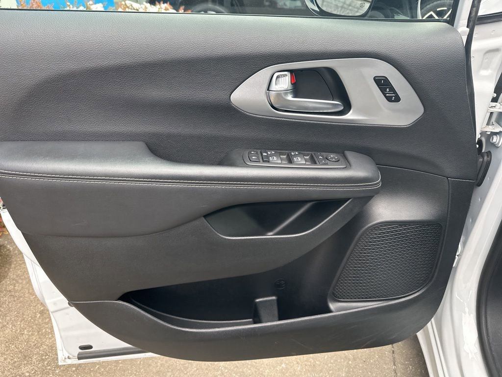 Used 2025 Chrysler Pacifica Limited image 16