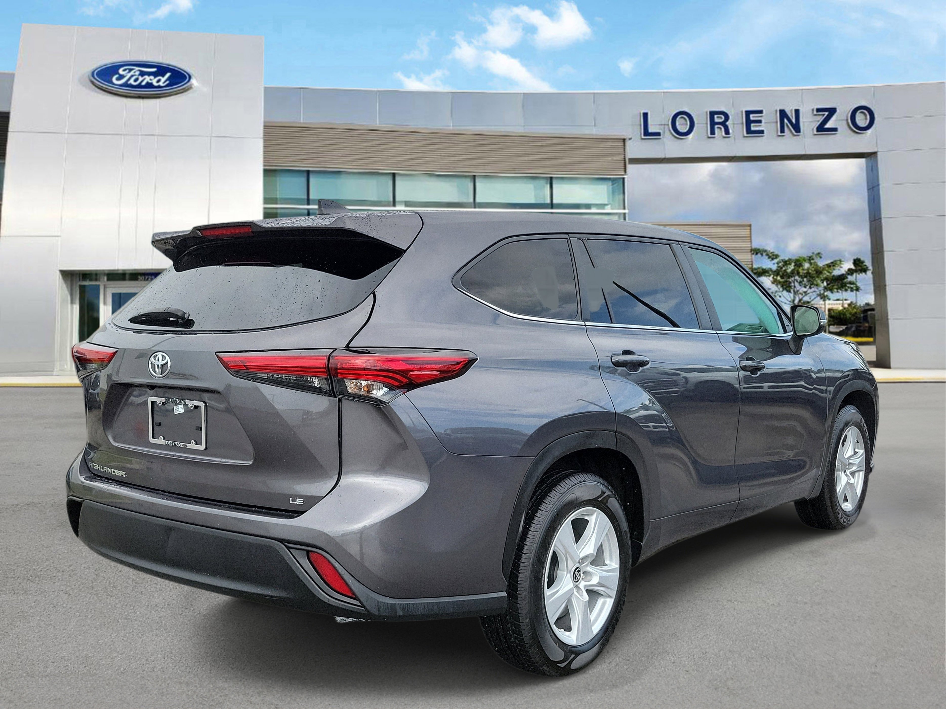 Used 2023 Toyota Highlander LE FWD image 5