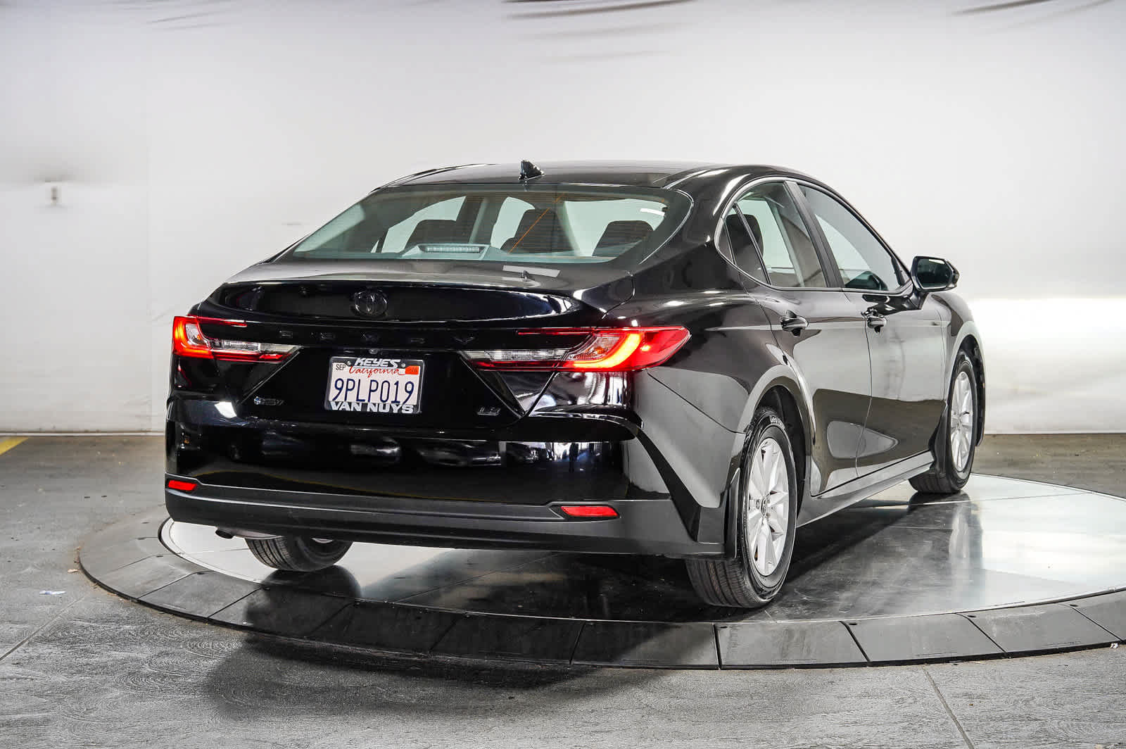Used 2025 Toyota Camry LE w/ Convenience Package FWD image 4
