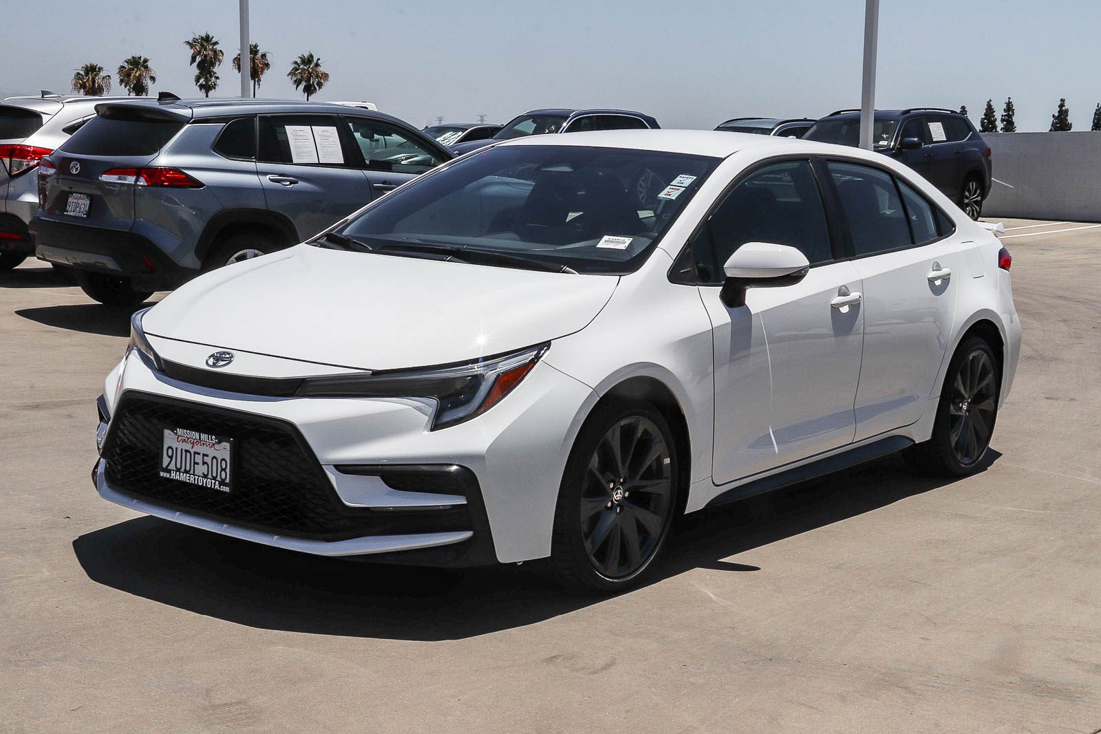 Used 2025 Toyota Corolla SE w/ Convenience Package FWD image 3
