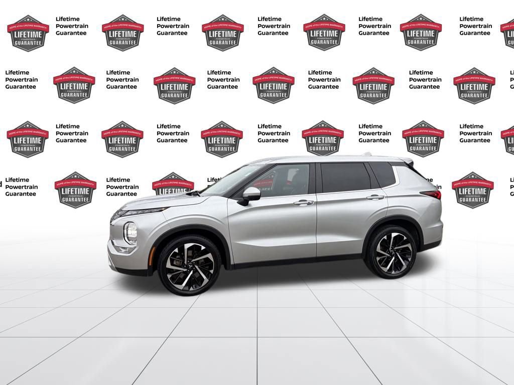 Used 2024 Mitsubishi Outlander SE image 2