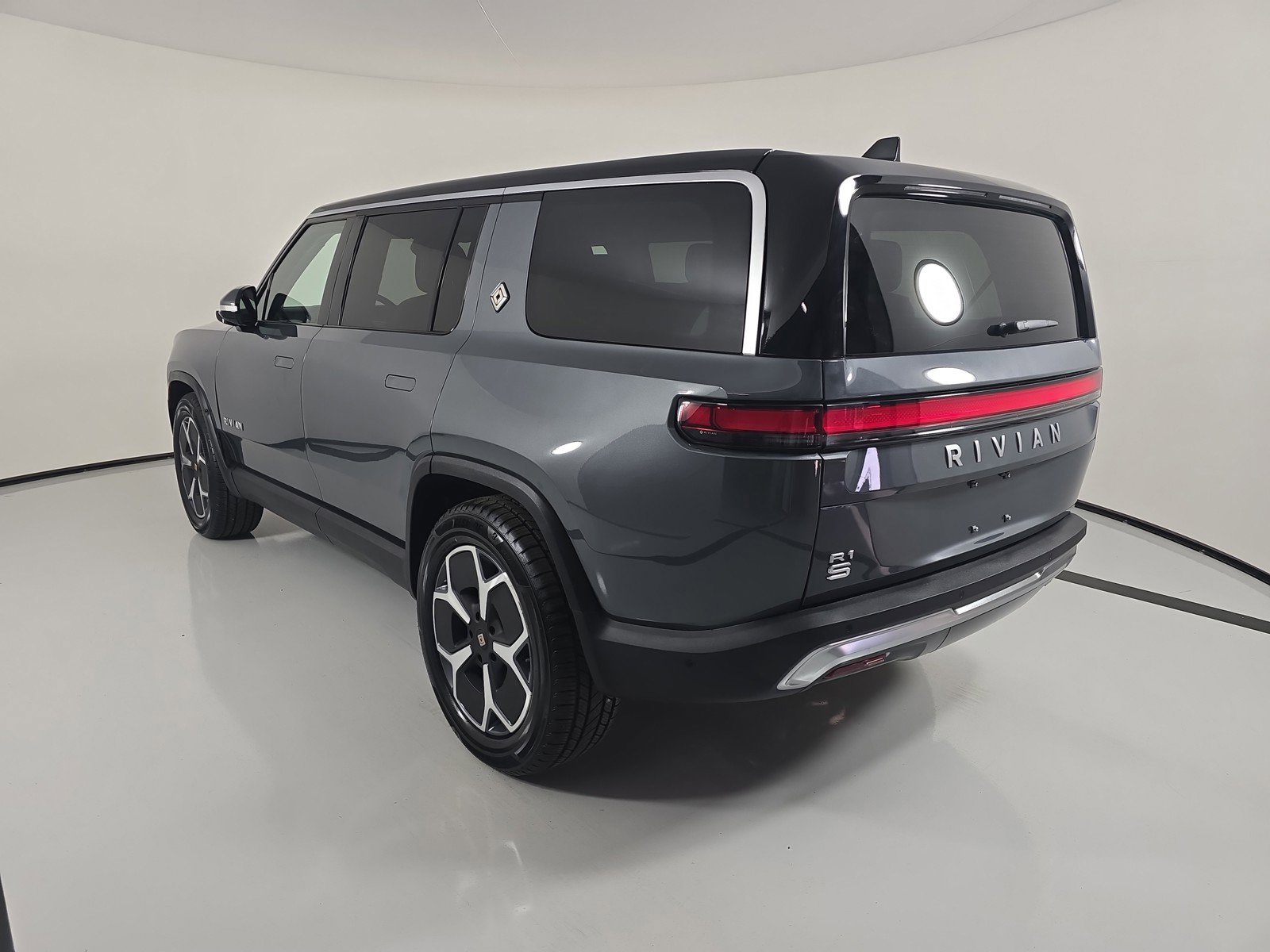 Used 2024 Rivian R1S Adventure AWD/4WD image 3