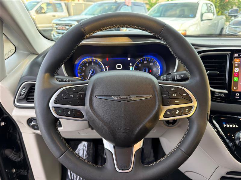 Used 2024 Chrysler Pacifica Touring-L FWD image 13