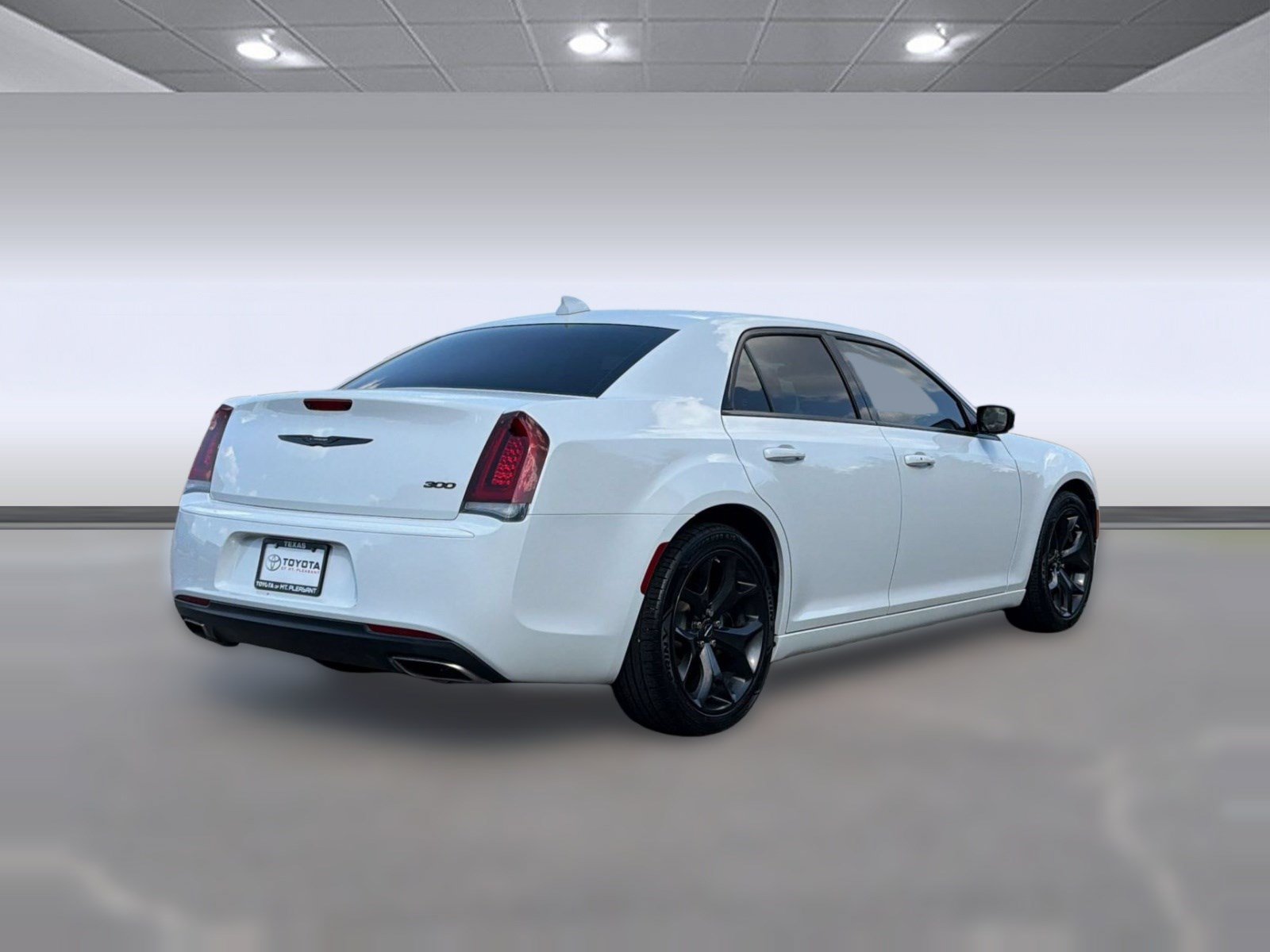 Used 2023 Chrysler 300 Touring w/ Sport Appearance Package RWD image 9