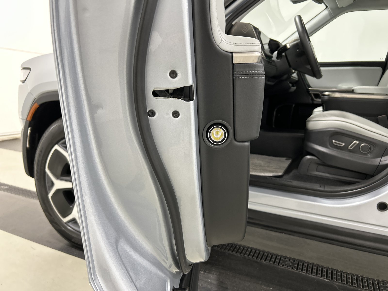 Used 2024 Rivian R1S Adventure AWD/4WD image 32
