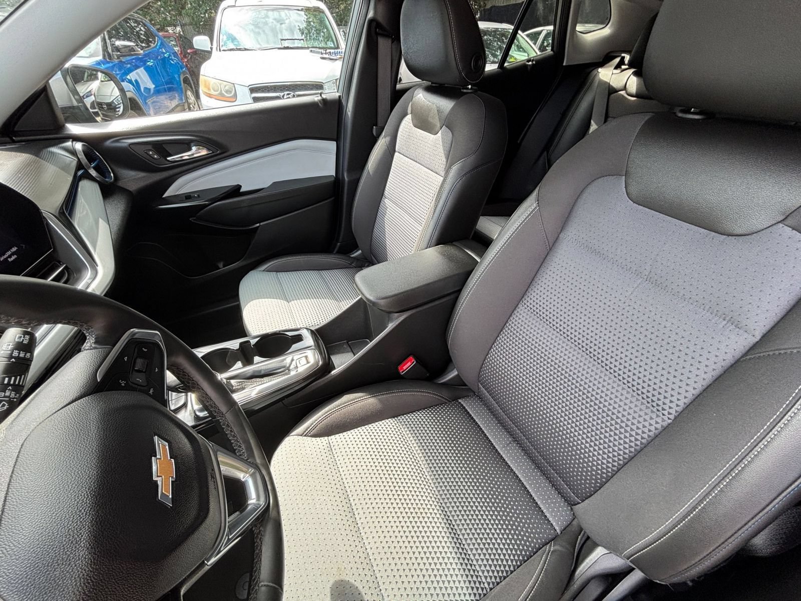 Used 2025 Chevrolet Trax LT w/ LT Convenience Package FWD image 27
