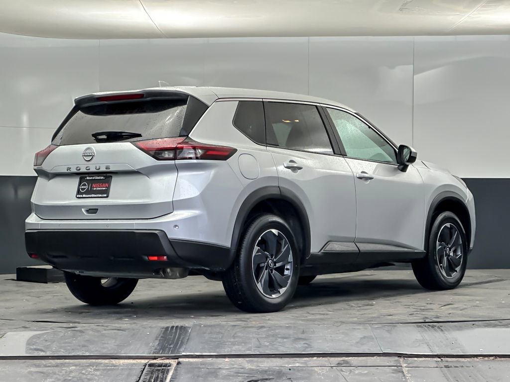 Used 2025 Nissan Rogue SV image 3