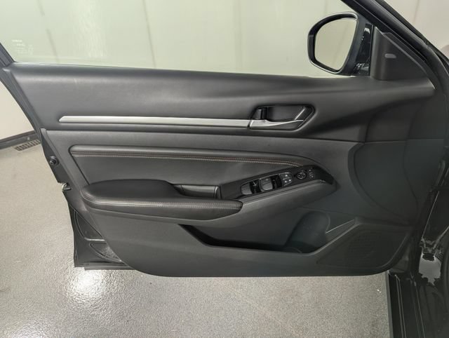 Used 2023 Nissan Altima 2.5 SR AWD/4WD image 14
