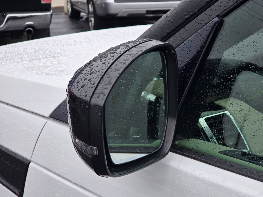 Used 2018 Land Rover Discovery HSE AWD/4WD image 11