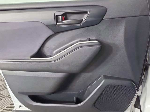 Used 2023 Toyota Highlander L image 33