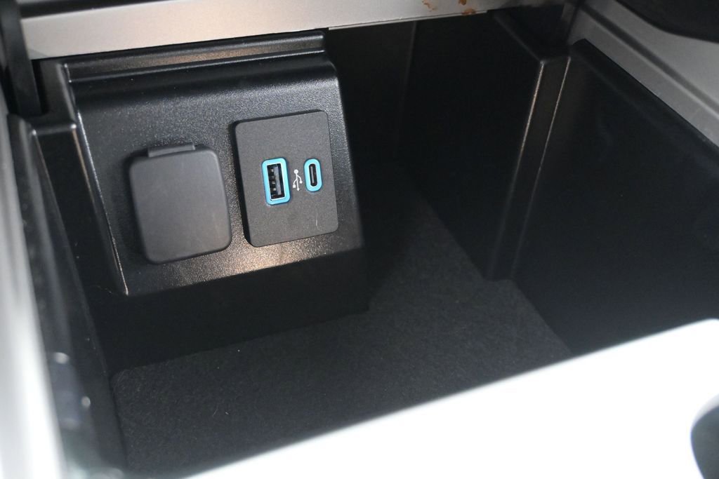 Used 2022 Ford Explorer XLT w/ Equipment Group 202A RWD image 18