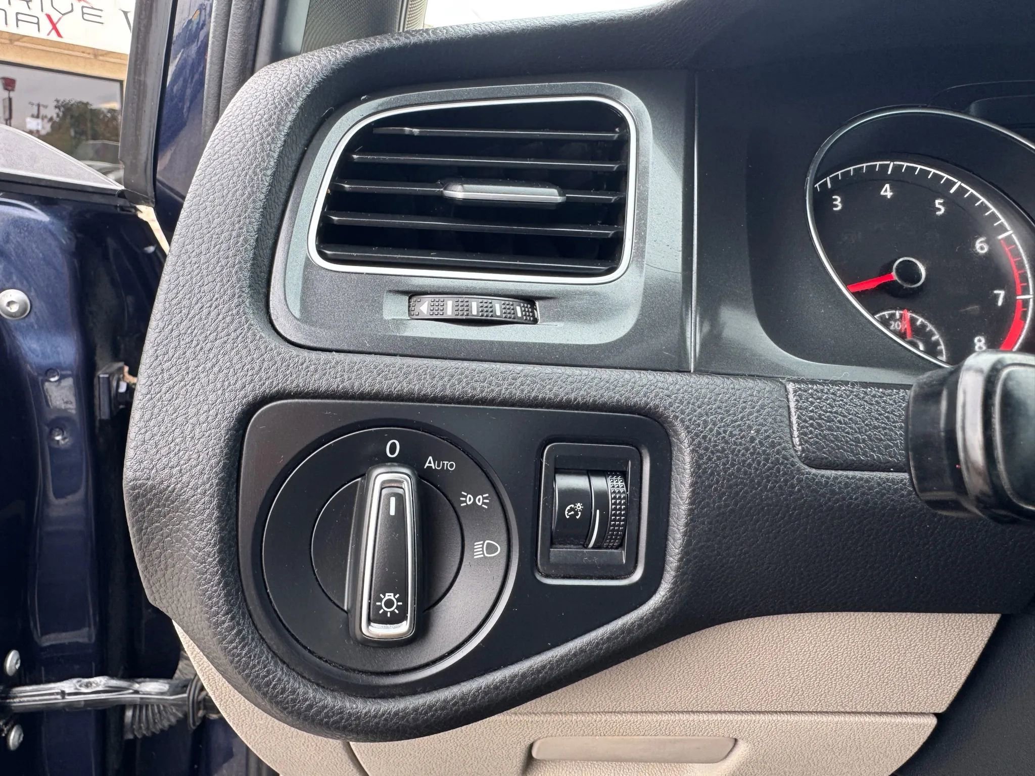 Used 2018 Volkswagen Golf S FWD image 13