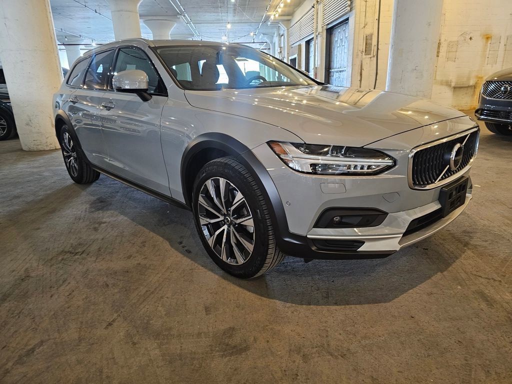 Certified 2025 Volvo V90 B6 Cross Country Plus AWD/4WD image 5