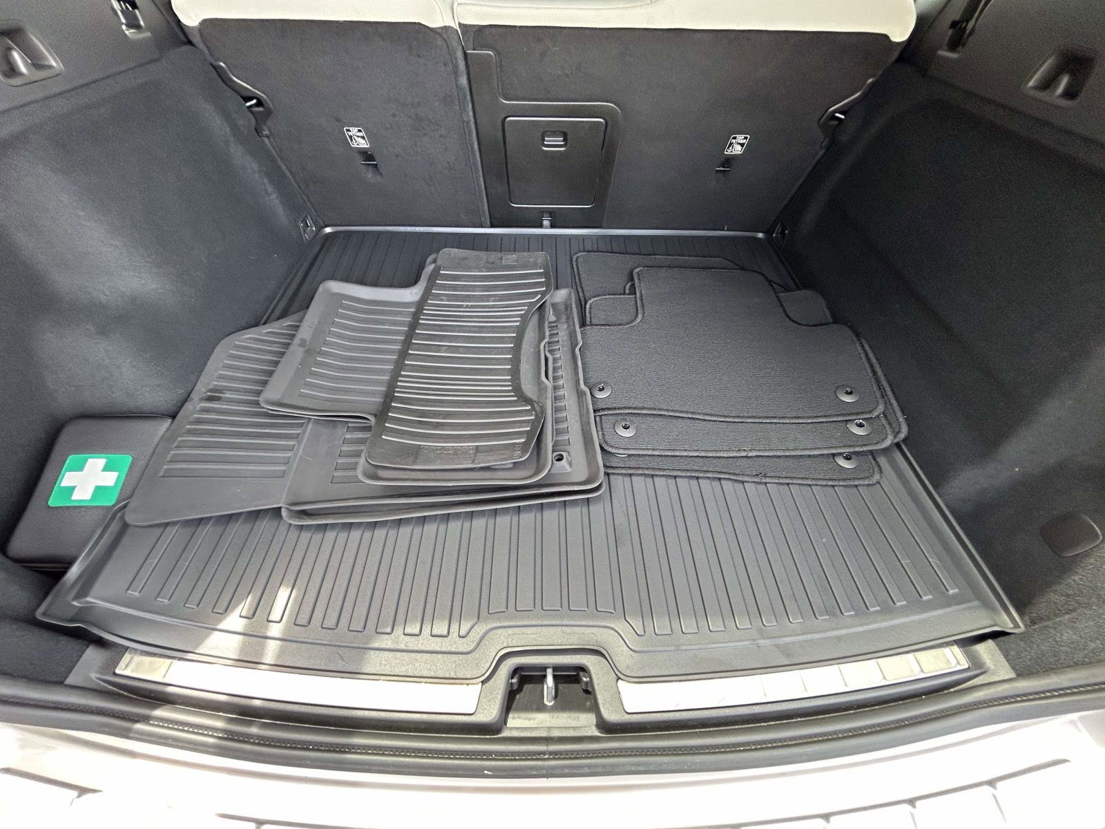 Certified 2025 Volvo XC60 B5 Plus AWD/4WD image 17