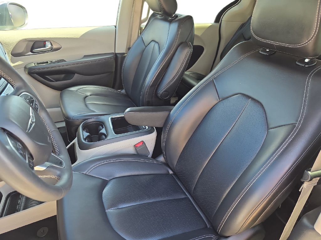 Used 2023 Chrysler Pacifica Touring-L FWD image 13