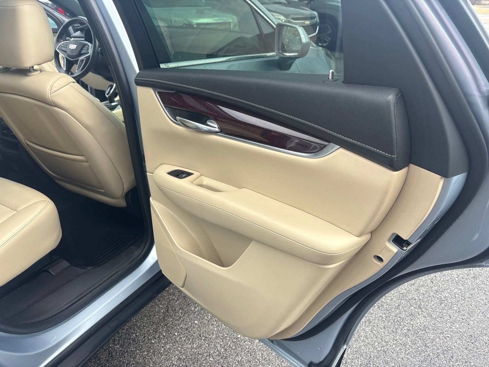 Used 2017 Cadillac XT5 Luxury w/ Driver Awareness Package AWD/4WD image 19