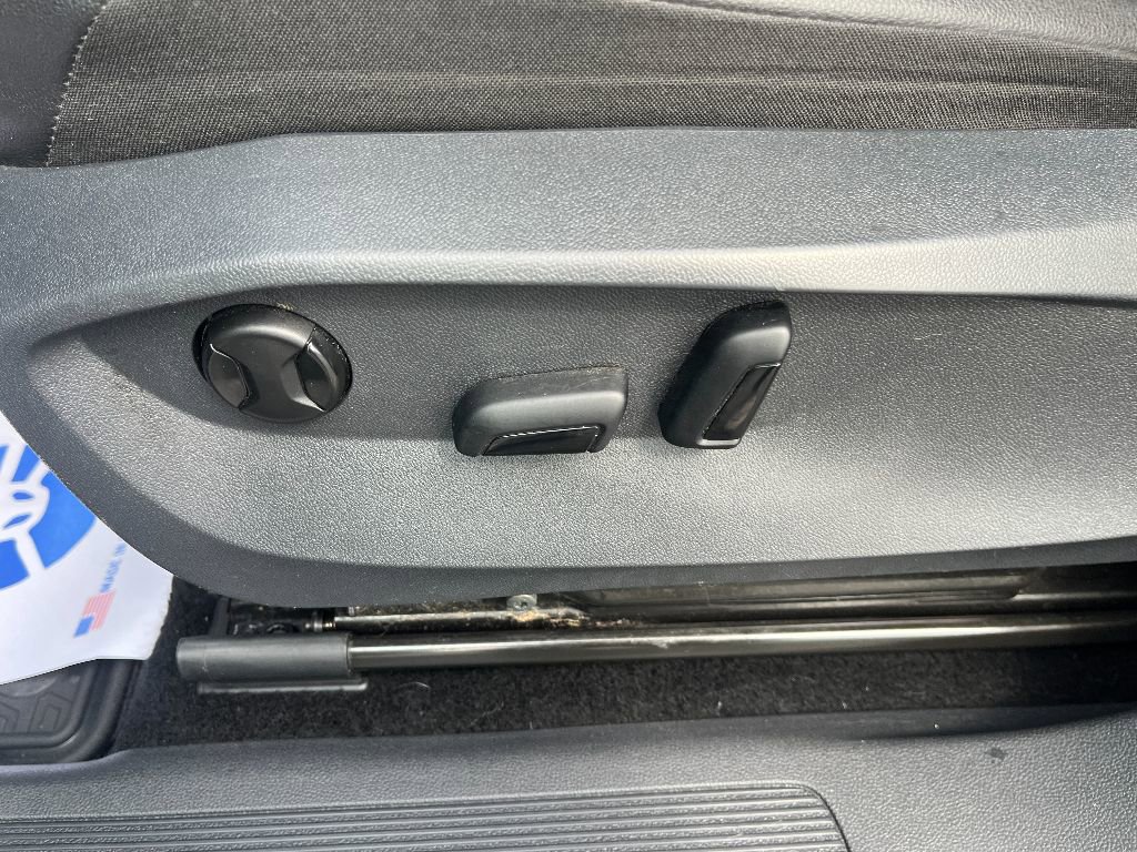 Used 2022 Volkswagen Tiguan SE image 32