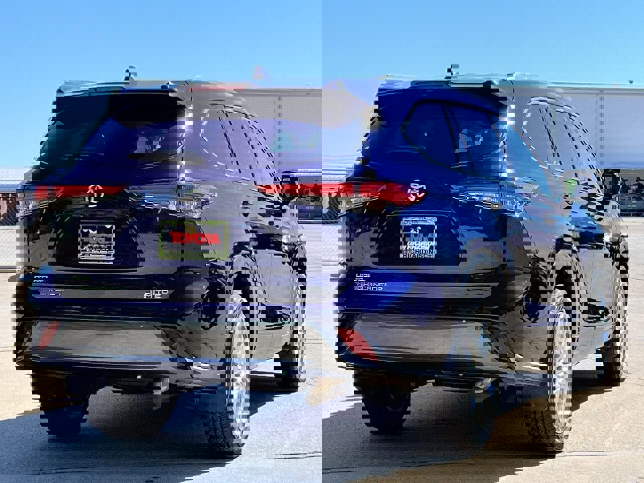 Used 2023 Toyota Highlander Limited FWD image 4