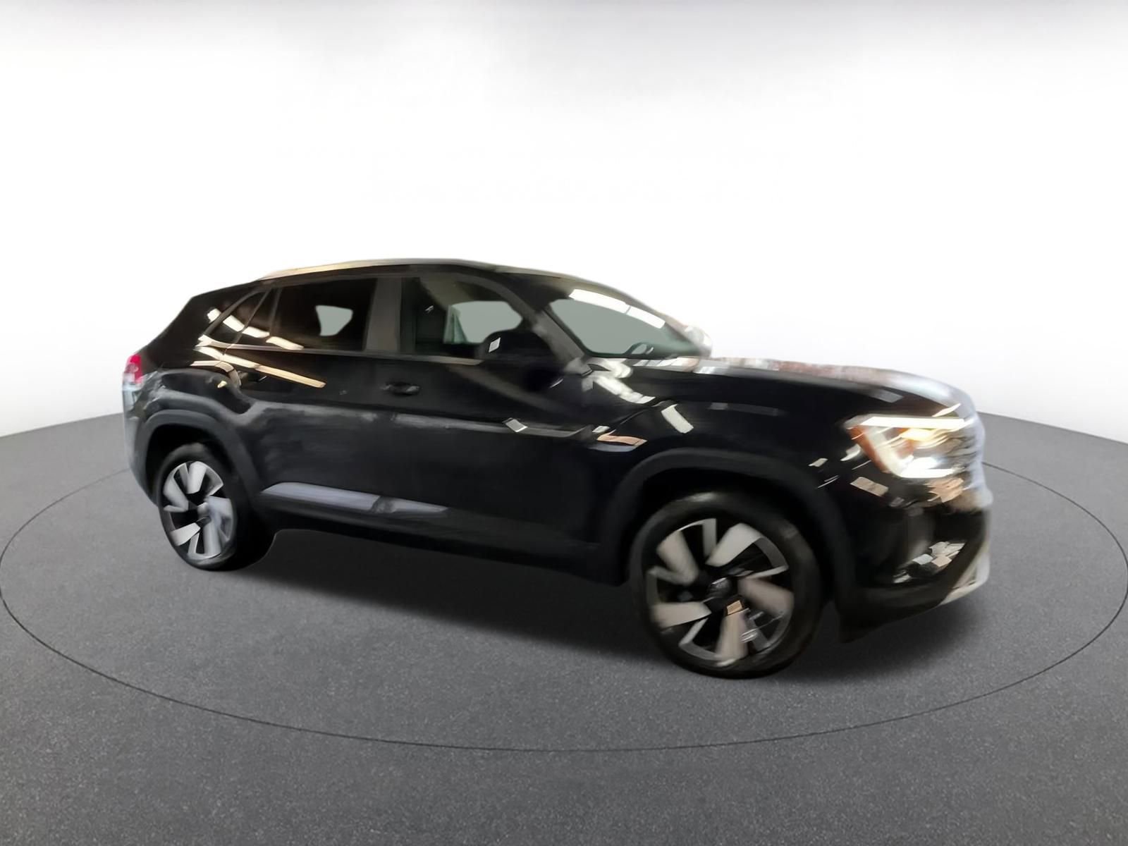 Used 2025 Volkswagen Atlas Cross Sport SE image 2