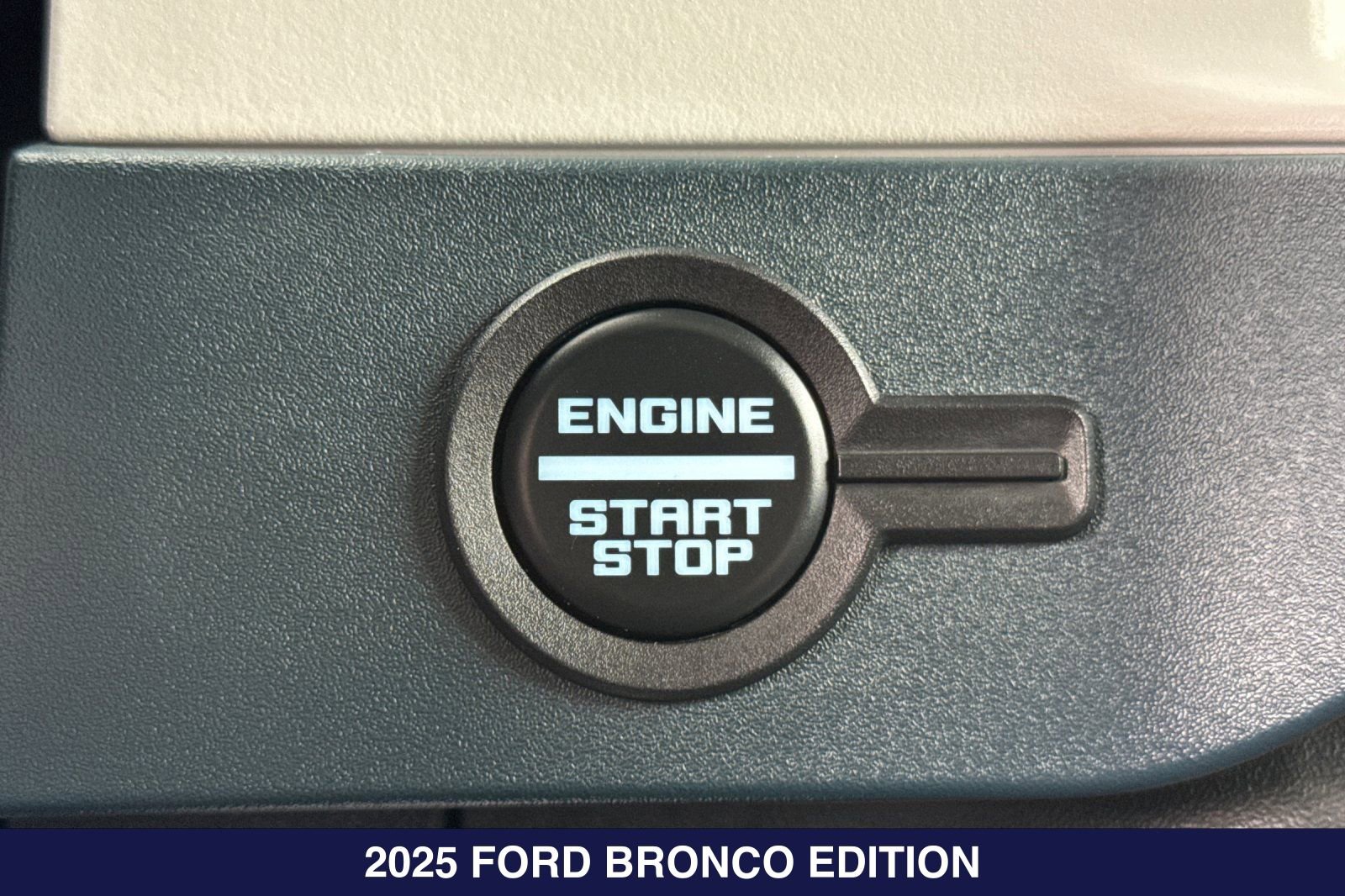 Certified 2025 Ford Bronco Heritage Edition AWD/4WD image 25