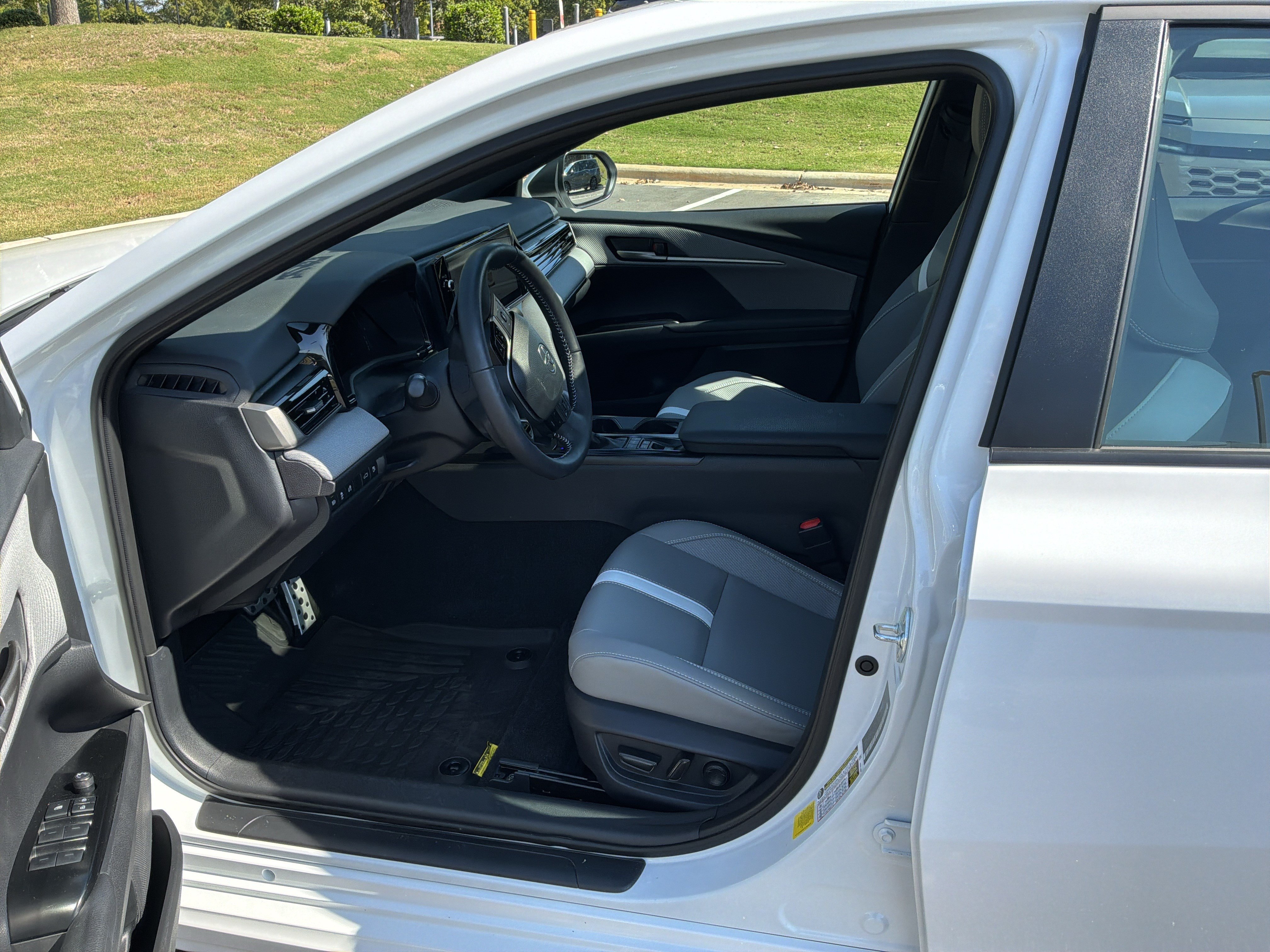 Used 2026 Toyota Camry SE w/ Multimedia Upgrade Package FWD image 16