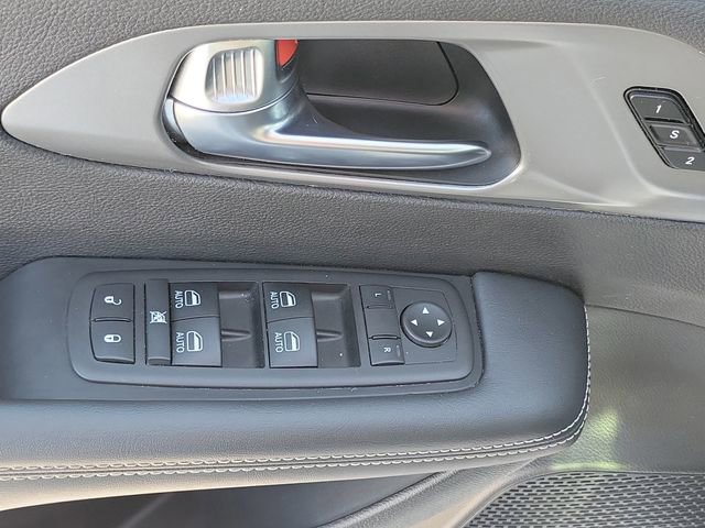 Used 2025 Chrysler Pacifica Select FWD image 18