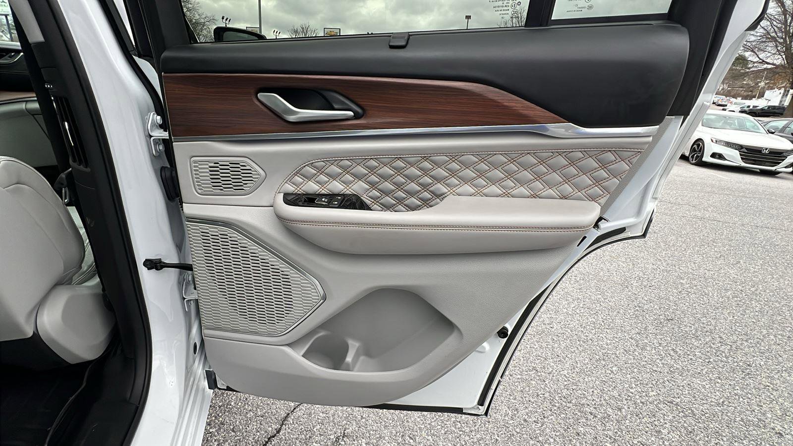 Used 2022 Jeep Grand Cherokee Summit w/ Adv Protech Group IV AWD/4WD image 14